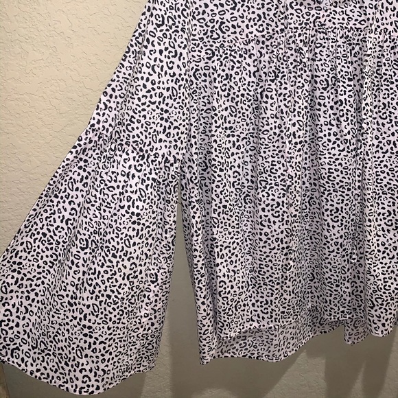 Who What Wear Cheetah Print Bell Sleeve Top Pink - Picture 4 of 6